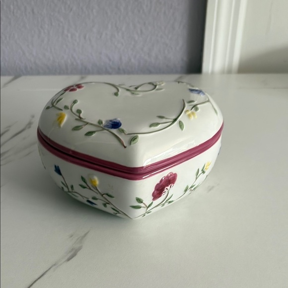 Johnson Brothers Heart-Shaped Floral Box - White, Pink, Green, Yellow, Blue - Picture 4 of 6